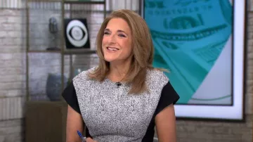 Robe mi-longue à motifs Antonio Berardi portée par Jill Schlesinger comme on le voit dans CBS Mornings le 25 janvier 2024