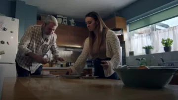 Zara Pock­et Jeans worn by Laura Stone (Jessica Rhodes) as seen in Finders Keepers (S01E02)