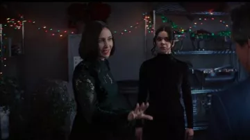 Vestido de terciopelo de seda Costarellos Marcelle usado por Eleanor Bishop (Vera Farmiga) como se ve en Ojo de Halcón (S01E06)