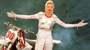 Costumes de Charlie’s Angels : Full Throttle Film : Cameron Diaz porte une tenue de motocross blanche et rouge pour incarner Natalie Cook