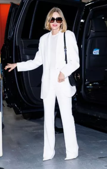 Brandon Maxwell la veste Campbell en blanc portée par Naomi Watts à Feud : Capote Vs. the Swans Press le 24 janvier 2024