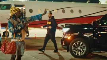 Chaqueta vaquera Louis vuitton Blue Damier Camo vista por Offset en Offset - SET IT OFF (Official Video)