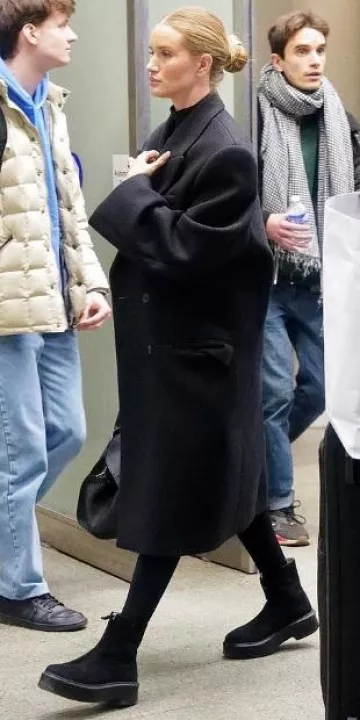 The Row Suede Zip Moto Booties usado por Rosie Huntington-Whiteley en St Pancras el 25 de enero de 2024