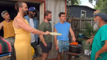 Bottega veneta Vestido de falda de flecos sin mangas usado por Jonathan Van Ness como se ve en Queer Eye (S08E01)