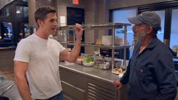 Anthony Thomas Melillo Splatter Painted Slub Jersey Crew Tee usado por Antoni Porowski como se ve en Queer Eye (S08E01)