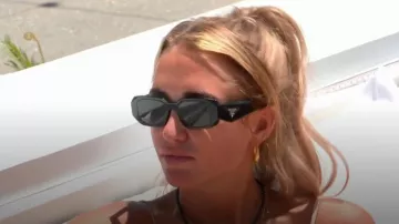 Gafas de sol rectangulares Prada Symbole usadas por Georgia Harrison como se ve en Love Island: All Stars (T01E13)