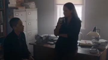 Bouton d’amour et de roses à travers le chemisier porté par Sonya Singh (Aysha Kala) comme on le voit dans Casier judiciaire (S01E04)