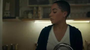 Camiseta flameada con cuello en V de trapo y hueso usada por DS June Lenker (Cush Jumbo) como se ve en Antecedentes penales (S01E04)