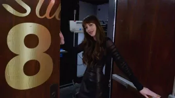 Khaite la jupe Loxley portée par Dakota Johnson lors de la promo Saturday Night Live le 24 janvier 2024