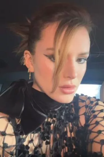 Pendientes de doble caída de Thorne Dynasty Forbidden Truths en plata usados por Bella Thorne en su historia de Instagram el 24 de enero de 2024