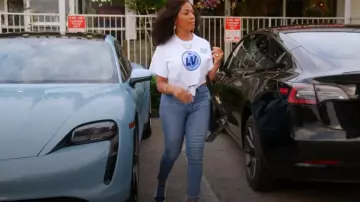 T-shirt Lv Globe porté par (Toya Bush-Harris) comme on le voit dans Married to Medicine (S10E11)