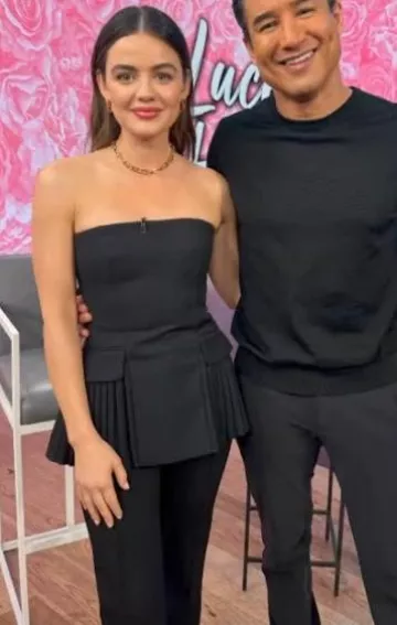Top bustier de mezcla de lana con hombros descubiertos Simkhai Vita usado por Lucy Hale en su historia de Instagram el 23 de enero de 2024