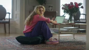Koi Footwear Aiya Chunky Sneakers en rose pastel portées par Beatrice Garston (Holly Sturton) comme on le voit dans Sanctuary : A Witch’s Tale (S01E05)