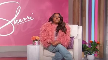 Bubish Lara Feather Jacket usado por Sherri Shepherd como se ve en Sherri el 19 de enero de 2024