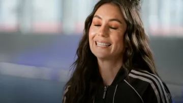 Chaqueta de chándal Adidas usada por Amy Shark como se ve en Australian Idol (S09E01)