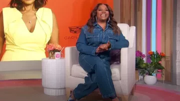 Mono de mezclilla de manga larga Universal Thread usado por Sherri Shepherd visto en Sherri el 26 de enero de 2024