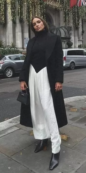 Bottines en cuir Khaite Arizona portées par Olivia Culpo sur son Instagram le 7 décembre 2023