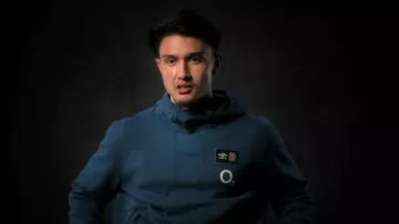 Umbro Eng­land Rug­by Over­head Hood­ie worn by Marcus Smith as seen in Six Nations: Full Contact (S01E01)