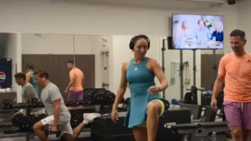 Vestido profesional de Adidas usado por Jessica Pegula como se ve en Break Point (T02E05)