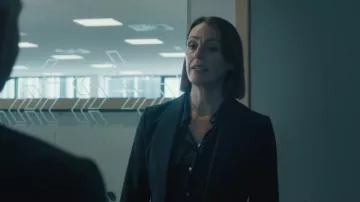 Equipamiento: Camisa de seda de manga larga esencial usada por Amy Silva (Suranne Jones) como se ve en Vigilia (S02E06)