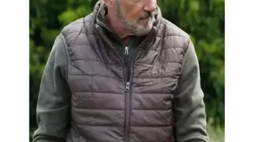 Chaleco gris de Mikeal Tallini (Antonio Banderas) en Cult Killer