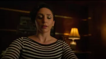 Top tissé Max Mara porté par Anna Collier (Lauren Patten) dans Death and Other Details (S01E03)
