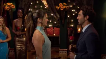 Vestido halter de Zara con hilo metálico en bronce usado por Edwina Dorbor como se ve en The Bachelor (T28E02)