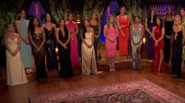 Miss Circle Prisa Egg White High Sin Satin Corset vestido usado por Jenn Tran como se ve en The Bachelor (T28E02)
