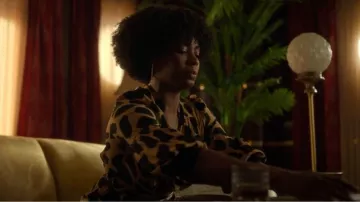 Diane von Furstenberg Robe portefeuille en crêpe imprimé noir bordée de crêpe Lucille pour femme portée par Alexandra (Tamberla Perry) dans Death and Other Details (S01E04)