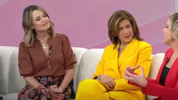 Top de manga abullonada Veronica Beard Coralee en nuez moscada usado por Savannah Guthrie como se ve en Today el 30 de enero de 2024