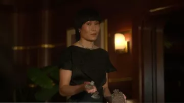 Pleats Please Issey Miyake Try Angle Pleated Robe mi-longue plissée portée par Eleanor Chun (Karoline) comme on le voit dans Death and Other Details (S01E04)