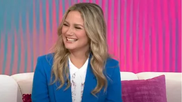 Blusa de encaje L'Agence Jenica en marfil usada por Jennifer Nettles como se ve en Today el 30 de enero de 2024