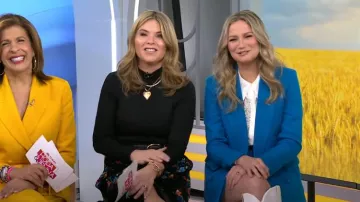 Dorothee Schumacher Blazer de sarga de algodón cruzado usado por Jennifer Nettles como se ve en Today el 30 de enero de 2024