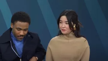 Pull à col roulé en laine mérinos mélangée Khaite Sree porté par Maya Erskine comme on le voit dans Aujourd’hui le 30 janvier 2024