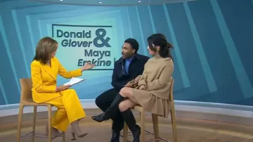 Minijupe plissée en laine mélangée Khaite Ulli portée par Maya Erskine comme on le voit dans Aujourd’hui le 30 janvier 2024