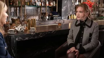 Veste de tailleur Gucci Vichy portée par Sarah J. Maas vue dans Aujourd’hui le 30 janvier 2024