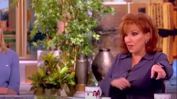 Cinq A Sept McKenna Twist Front Top porté par Joy Behar vu dans The View le 30 janvier 2024