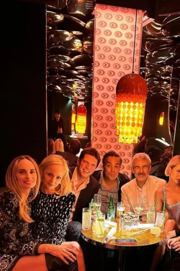 Top corto de lentejuelas bordadas de Giambattista Valli usado por Lauren Santo Domingo en Gstaad el 28 de enero de 2024