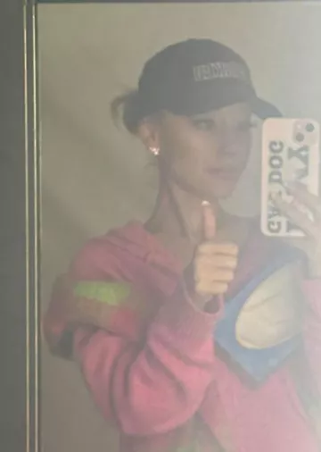 Sudadera con capucha con cremallera The Elder Statesman Heavy Crop usada por Ariana Grande en su historia de Instagram el 28 de enero de 2024