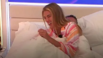 Conjunto de pijama de 3 piezas de satén Loungeable de Asos en rayas múltiples usado por Arabella Chi como se ve en Love Island: All Stars (T01E16)