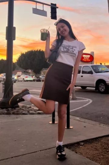 Lunettes de soleil ovales Khaite Oliver Peoples 1969C portées par Olivia Rodrigo sur sa Story Instagram le 28 janvier 2024