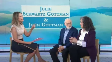 Falda cruzada de mezclilla plisada deshilachada de Jean Paul Gaultier usada por Savannah Guthrie como se ve en Today el 31 de enero de 2024