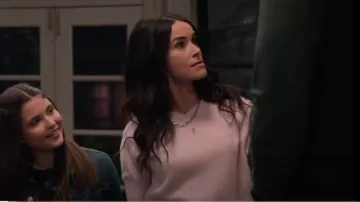 Khaite Veronica Suéter de cachemira de manga corta usado por Julia Mariano (Abigail Spencer) como se ve en Familia extendida (S01E06)
