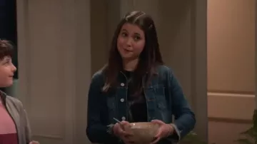 Chaqueta L'Agence Janelle usada por Grace Kearney (Sofia Capanna) como se ve en Extended Family (S01E06)