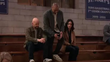 Zapatilla Veja V-10 (Hombre) en Sahara usada por Trey Taylor (Donald Faison) como se ve en Familia Extendida (S01E06)