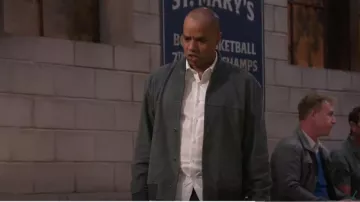 Chaqueta de cuero bomber de Vince Gray Coaches usada por Trey Taylor (Donald Faison) como se ve en Extended Family (T01E06)