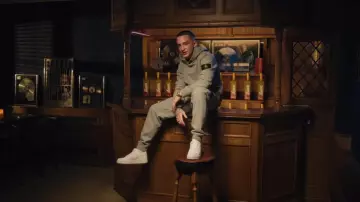 Baskets Nike Air Force portées par ArrDee à 12h à la maison (Official Music Video)