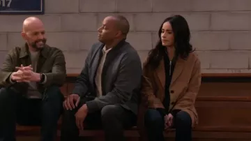 Abrigo de gamuza de Gerard Darel usado por Julia Mariano (Abigail Spencer) como se ve en Familia extendida (T01E06)