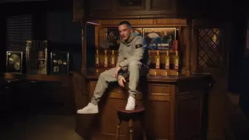 Pantalon de survêtement Stone Island Cargo Pocket Cargo Pocket porté par ArrDee à 12h à la maison (clip officiel)