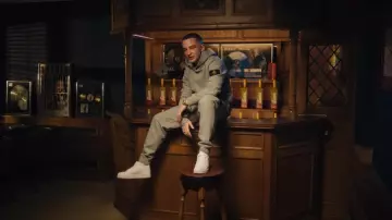 Stone Island Sage Green Snap Hood Hoodie porté par ArrDee à 12h à la maison (Official Music Video)